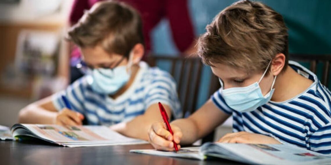 El Colegio de Médicos apoya la retirada progresiva de las mascarillas en las aulas