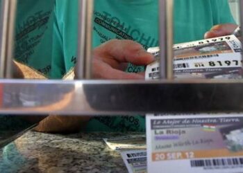 El vendedor de la ONCE que ayuda a ancianos e inmigrantes con el banco en Marbella