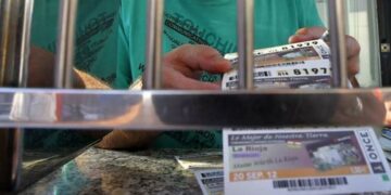 El vendedor de la ONCE que ayuda a ancianos e inmigrantes con el banco en Marbella