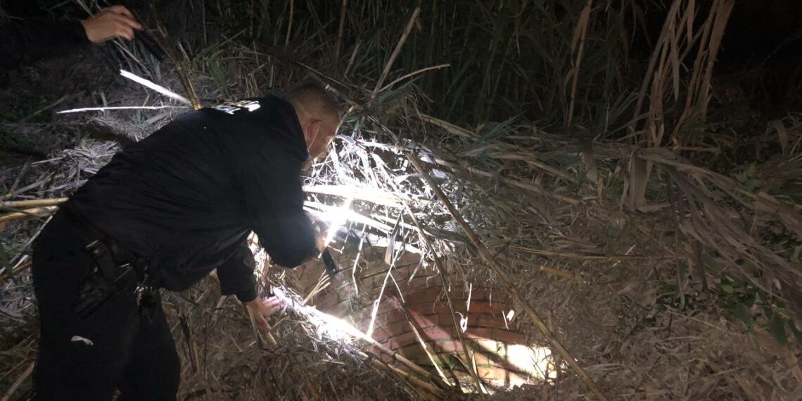 Policías locales de Estepona salvan la vida a un joven tras caer a un pozo cubierto de agua