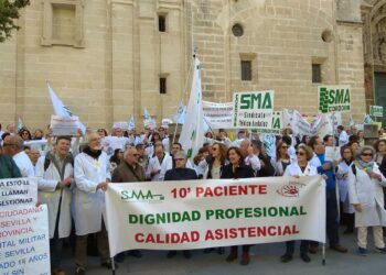 Los médicos andaluces vuelven a concentrarse ante el SAS por «el desánimo ante la falta de soluciones»