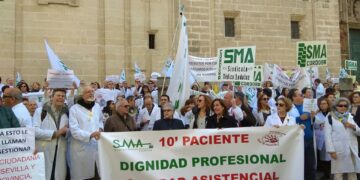 Los médicos andaluces vuelven a concentrarse ante el SAS por «el desánimo ante la falta de soluciones»