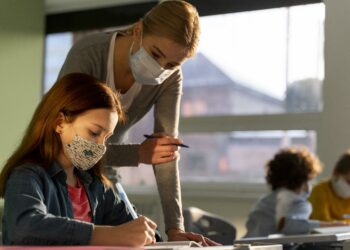 El BOE ratifica la eliminación de mascarillas en los patios de colegios