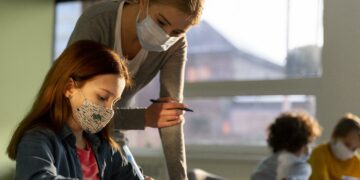 El BOE ratifica la eliminación de mascarillas en los patios de colegios