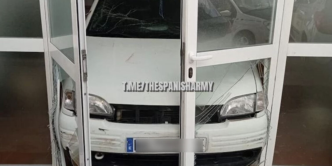Un hombre empotra su coche contra un cuartel de la Guardia Civil en Mijas