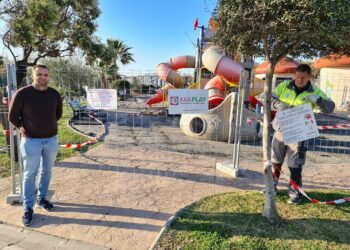 Continúan las labores de remodelación de la zona de juegos del Parque del Duque de Manilva