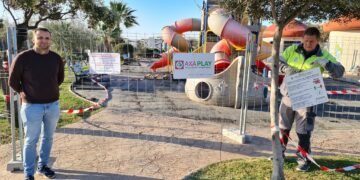 Continúan las labores de remodelación de la zona de juegos del Parque del Duque de Manilva