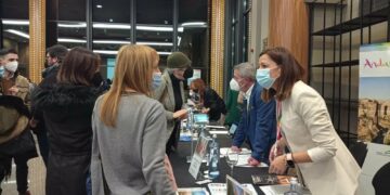 Manilva propone su oferta turística a más de 200 agencias y touroperadores