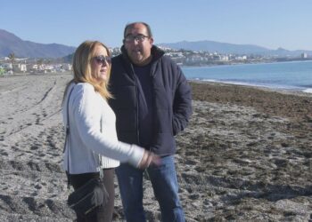 El último temporal deja el litoral manilveño lleno de algas