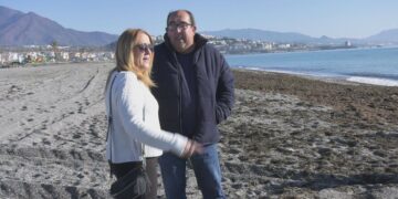 El último temporal deja el litoral manilveño lleno de algas