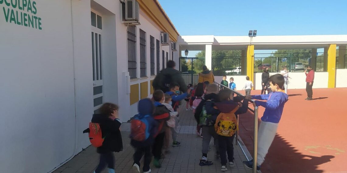 Gran acogida de los campamentos urbanos en los colegios Blas Infante y Los Almendros