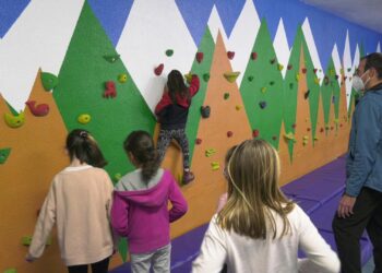 El colegio Pablo Picasso de Manilva ya cuenta con un rocódromo