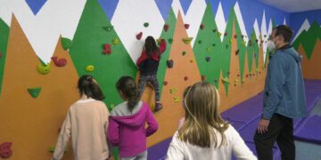 El colegio Pablo Picasso de Manilva ya cuenta con un rocódromo