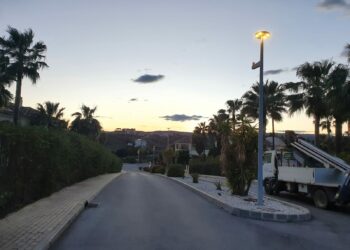 El Ayuntamiento de Casares instala 30 farolas nuevas en Majestic