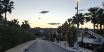 El Ayuntamiento de Casares instala 30 farolas nuevas en Majestic