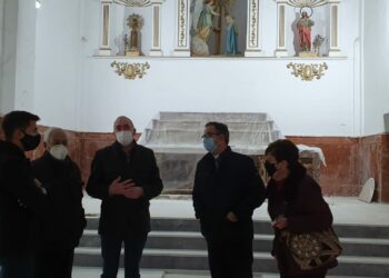 La renovación de la solería de la Iglesia de la Encarnación de Casares llega a su fase final