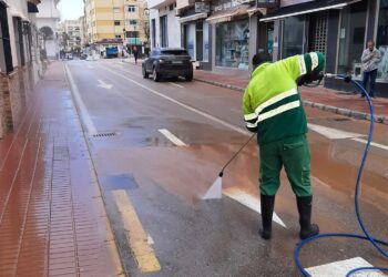 El Ayuntamiento de Manilva se afana en retirar el barro del municipio