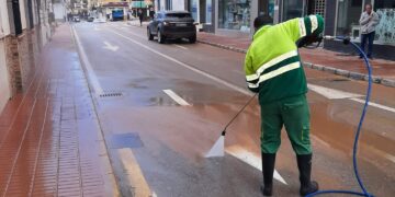 El Ayuntamiento de Manilva se afana en retirar el barro del municipio