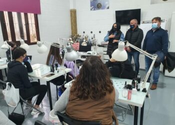 Arranca un nuevo curso de «Iniciación al acrílico» en Manilva