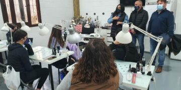 Arranca un nuevo curso de «Iniciación al acrílico» en Manilva