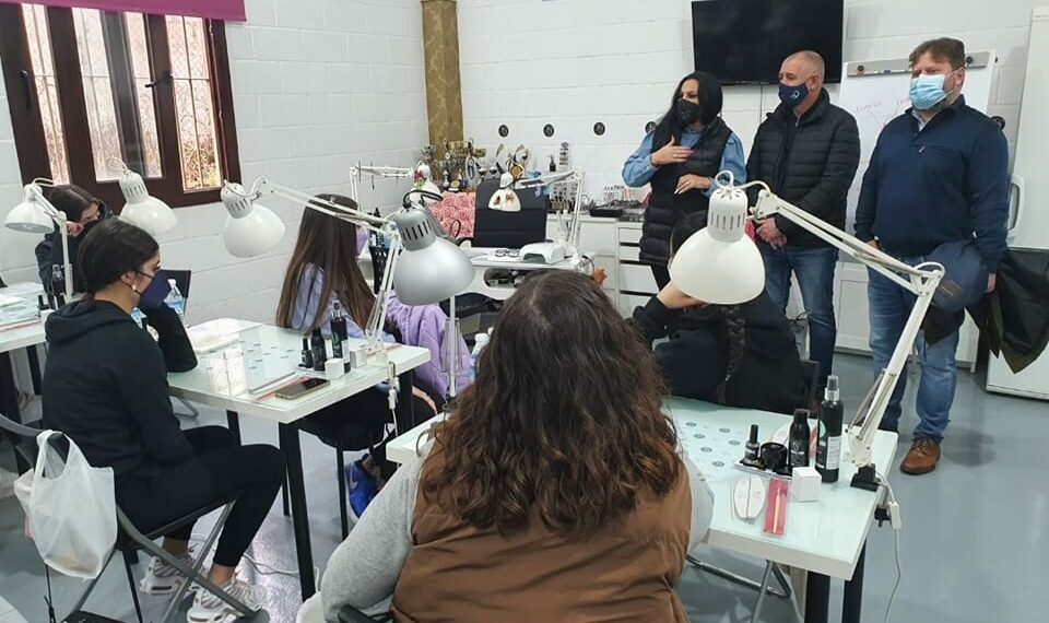 Arranca un nuevo curso de «Iniciación al acrílico» en Manilva