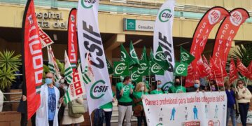 Los sindicatos se concentran en el Costa del Sol para reclamar complementos de profesionales sanitarios
