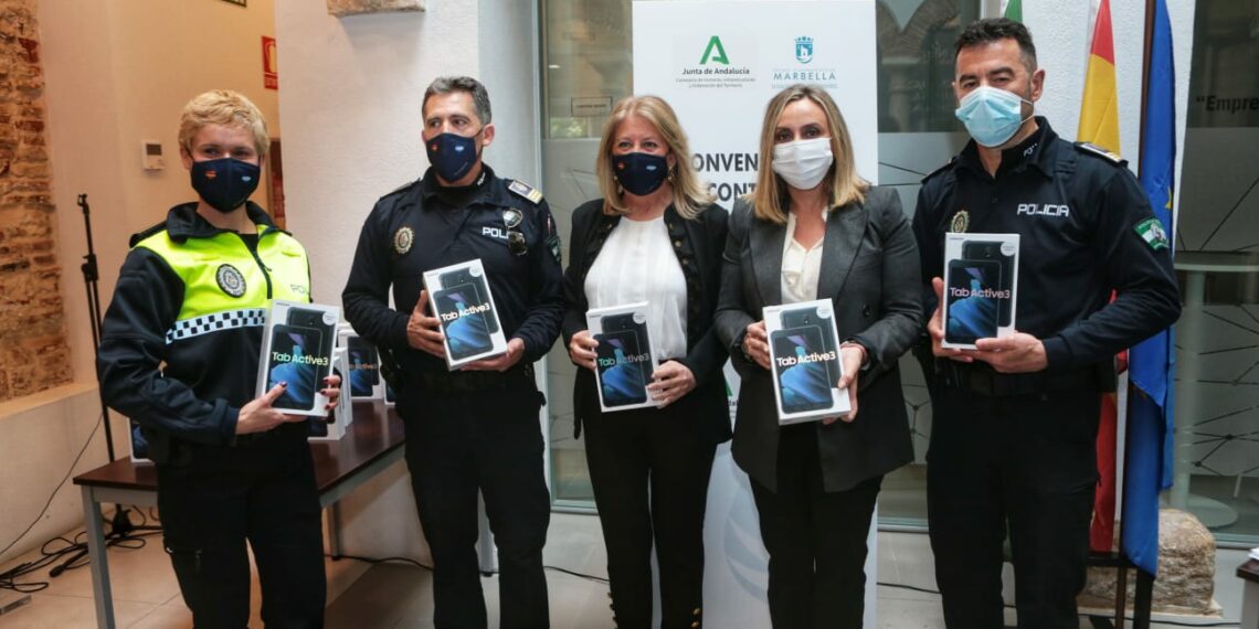 La Junta y el Ayuntamiento de Marbella firman un convenio para reforzar la inspección en VTC y taxis