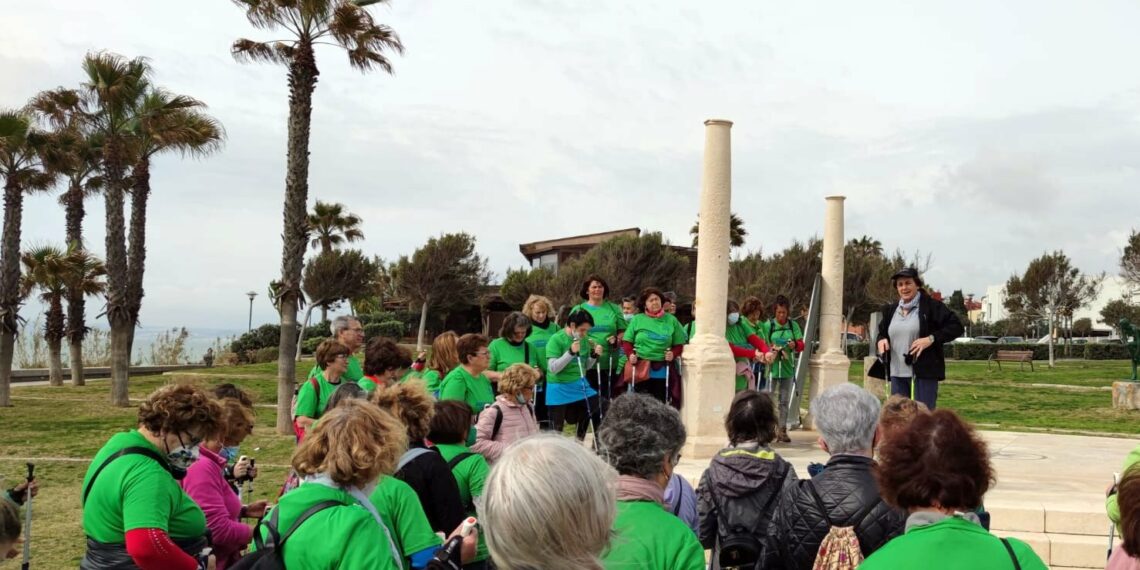 El corredor litoral de Estepona acoge una Marcha Nórdica en la que han participado más de 160 mayores
