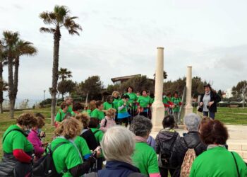 El corredor litoral de Estepona acoge una Marcha Nórdica en la que han participado más de 160 mayores