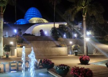 Estepona ilumina los principales espacios de la ciudad con los colores de Ucrania