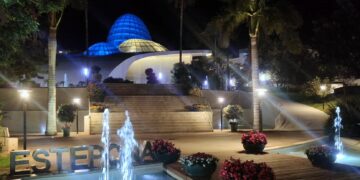 Estepona ilumina los principales espacios de la ciudad con los colores de Ucrania