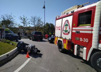 Rescatan a un motorista atrapado bajo un coche en Fuengirola