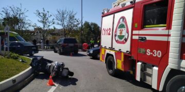 Rescatan a un motorista atrapado bajo un coche en Fuengirola