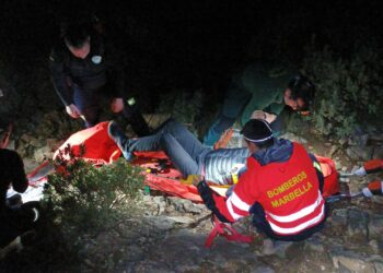 Bomberos de Marbella rescatan a un joven polaco accidentado en el pico de La Concha