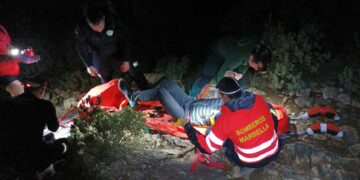 Bomberos de Marbella rescatan a un joven polaco accidentado en el pico de La Concha