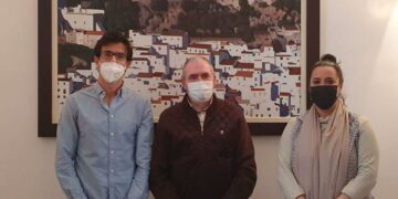 Acosol entrega al Ayuntamiento de Casares 26 tarjetas de servicios domiciliarios para los hogares más vulnerables