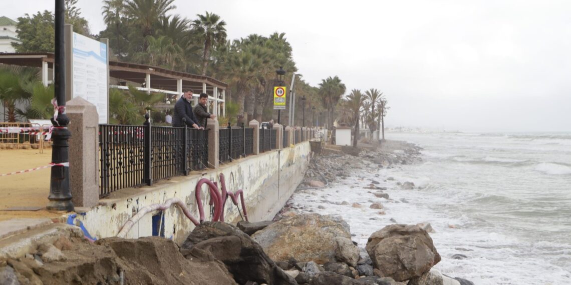 Marbella repara los desperfectos causados en el Paseo Marítimo para restablecer la seguridad de forma urgente