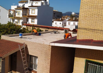 El Ayuntamiento de Estepona realiza mejoras en los centros educativos durante la Semana Blanca