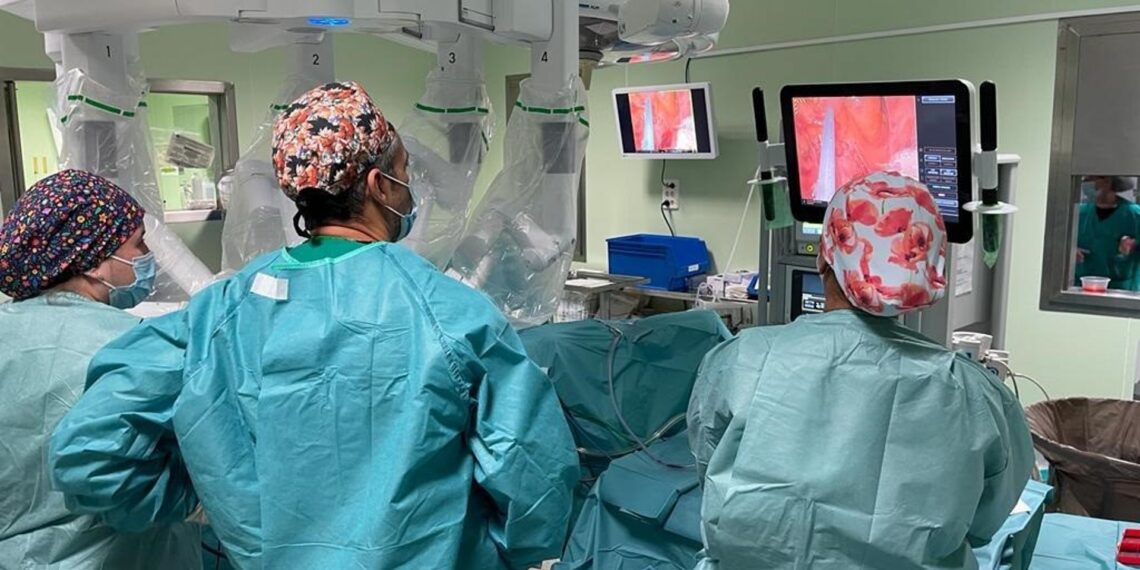 Medio centenar de pacientes con cáncer colorrectal del Hospital Clínico, intervenidos con cirugía robótica