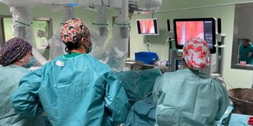 Medio centenar de pacientes con cáncer colorrectal del Hospital Clínico, intervenidos con cirugía robótica