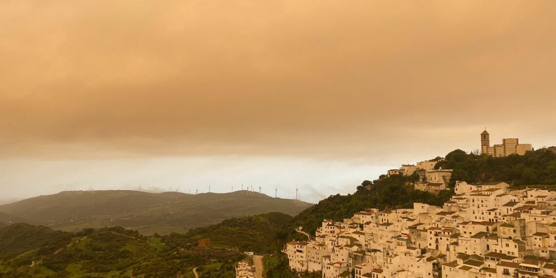 La calima vuelve a a teñir de naranja los cielos de la Costa del Sol