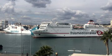 Accidente en el mar de Alborán: Un ferry choca contra un portacontenedores