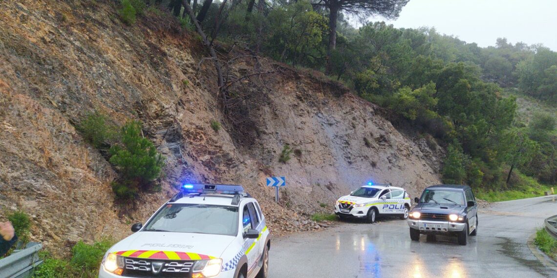 Continúa cortado el Camino de Los Pedregales entre Casares y Estepona