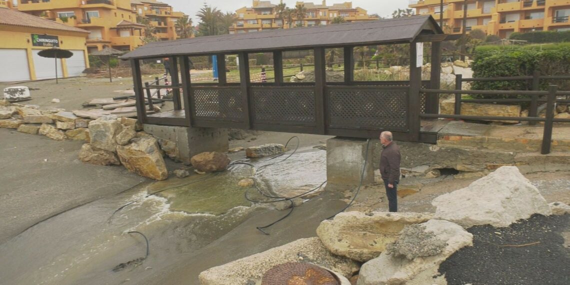 Así han quedado tras el temporal las playas de Casares y Manilva