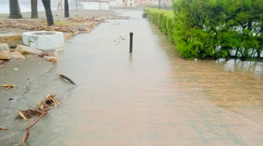 Así han quedado tras el temporal las playas de Casares y Manilva