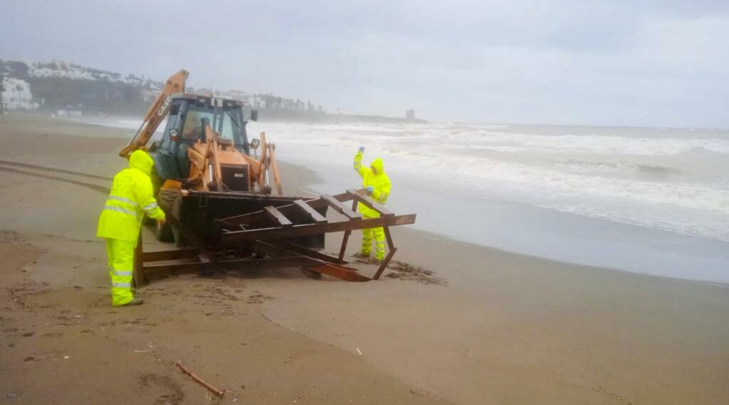 Así han quedado tras el temporal las playas de Casares y Manilva