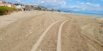 Nueve trabajadores se incorporan al Ayuntamiento de Casares para reforzar la limpieza de playas