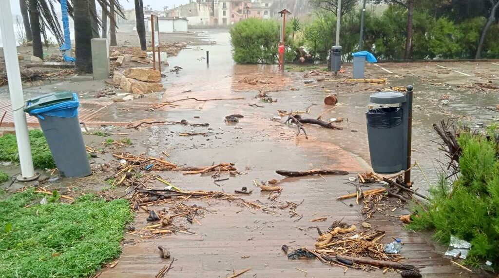 Así han quedado tras el temporal las playas de Casares y Manilva