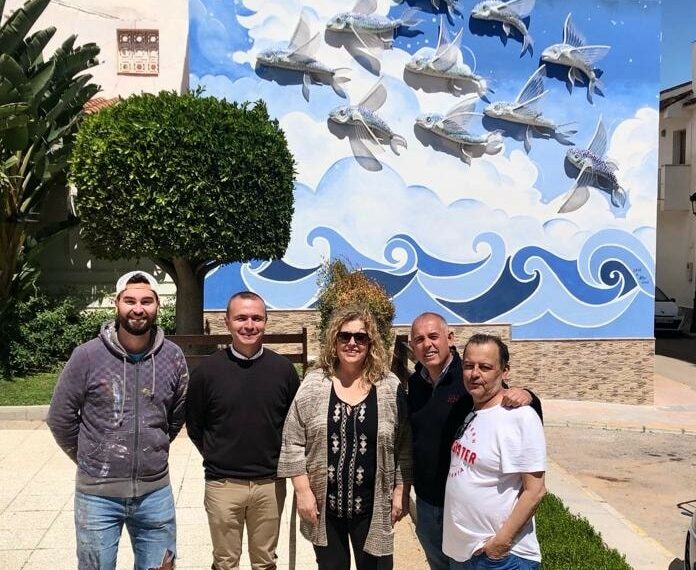 Sabinillas ya luce el nuevo mural de la Plaza del Donante