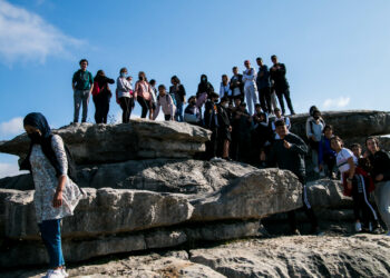 Un total de 85 alumnos del IES Las Viñas de Manilva visitan la sierra de la Utrera en Casares